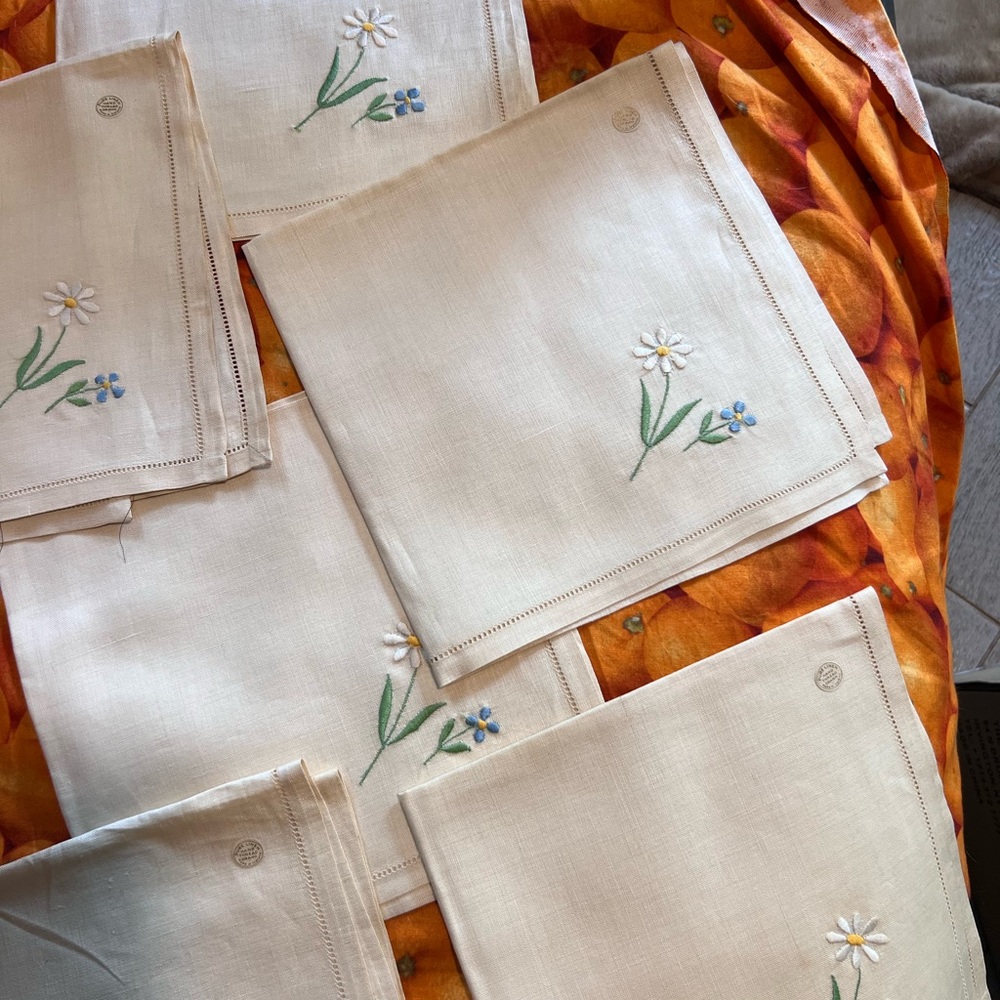 Embroidered Floral Linen Napkins set of 8 NEW!